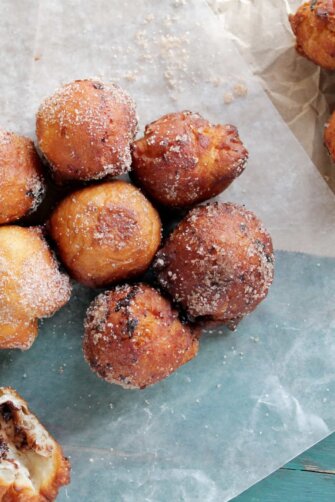Canned Biscuits Donut Holes @diethood #doughnuts #recipe #breakfast #chocolate