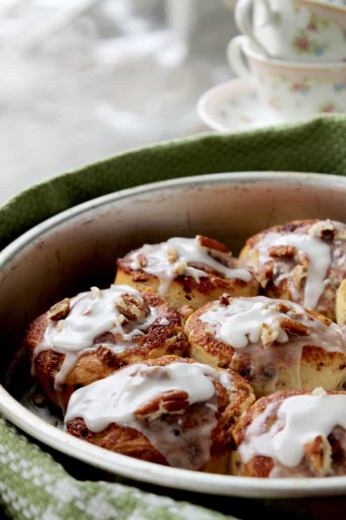 Cinnamon Rolls with Pecans and Lemon Cream Cheese Frosting | www.diethood.com | #cinnamonrollsrecipe #breakfast #recipe #frosting