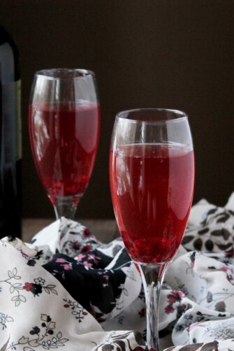 Pomegranate Mimosas via www.diethood.com | #drinks #recipe #nye