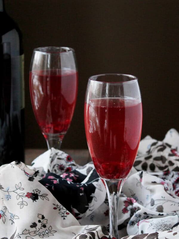 Pomegranate Mimosas via www.diethood.com | #drinks #recipe #nye