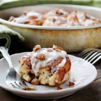 Cinnamon Rolls with Pecans and Lemon Cream Cheese Frosting | www.diethood.com | #cinnamonrollsrecipe #breakfast #recipe #frosting