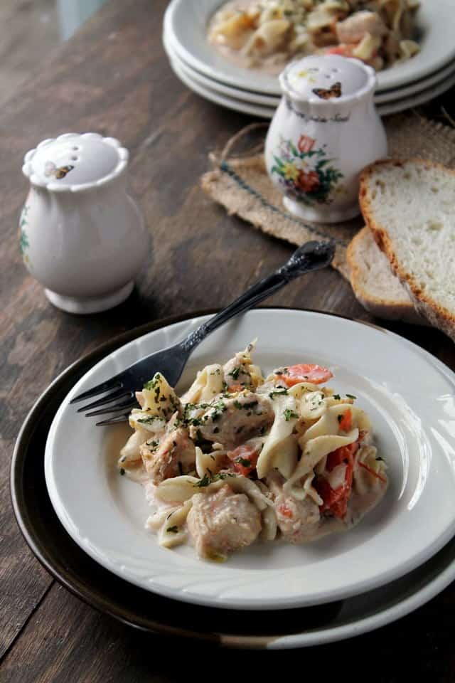 Slow Cooker Creamy Chicken Pasta | www.diethood.com | #recipe #slowcookerrecipe #chickenrecipe #pastarecipe via @diethood