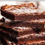 Nutella Brownies se apiló en un plato, con una superposición de texto del título de la receta.