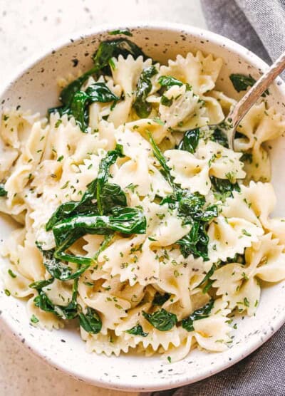 garlic butter spinach pasta in a bowl.