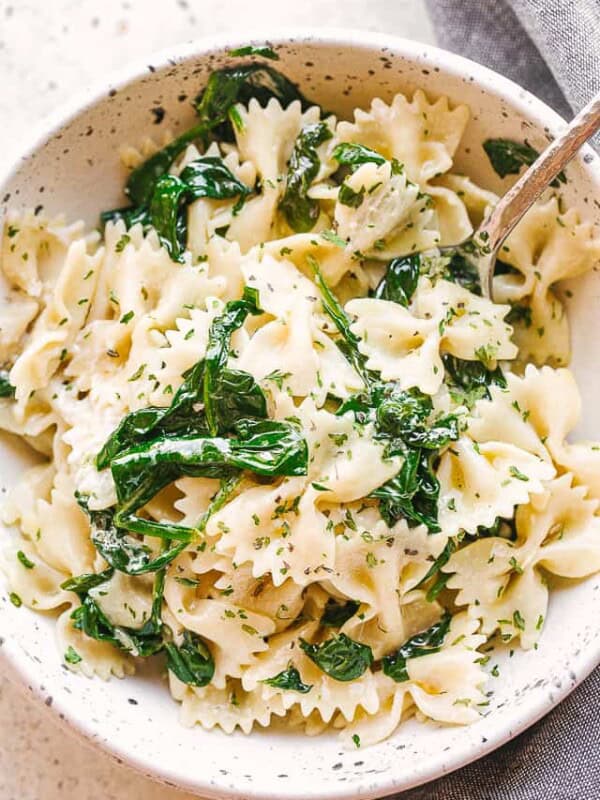 garlic butter spinach pasta in a bowl.
