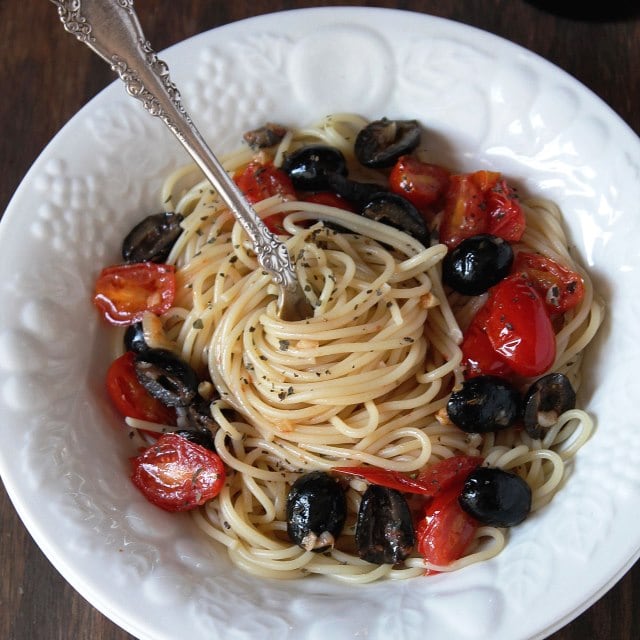 Pasta with Tomatoes, Olives and Garlic | www.diethood.com | A delicious pasta dish made with spaghetti tossed in a buttery garlic sauce with tomatoes and black olives. | #dinner #pasta #spaghetti