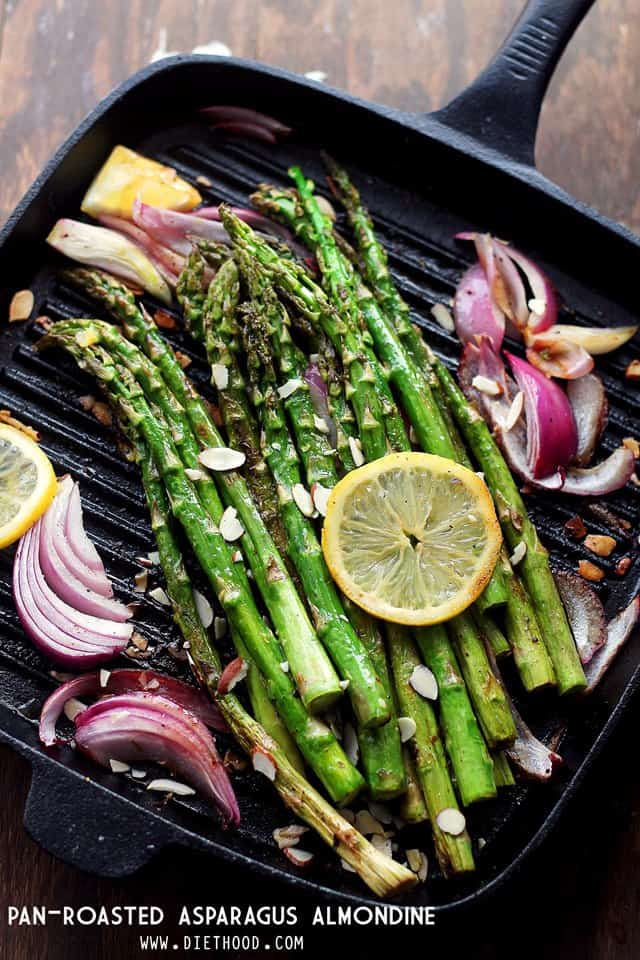 Asparagus spears with lemon slices and red onion.