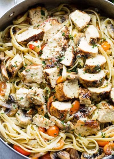 Lemon Chicken Fettuccine - This one pot Lemon Chicken Fettuccine is a fresh and easy take on dinner, tossed with tomatoes, mushrooms, lemon juice and olive oil.