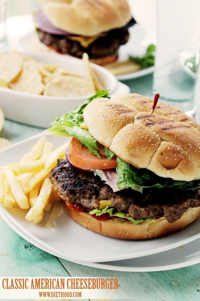 Klassischer amerikanischer Cheeseburger bei www.diethood.com