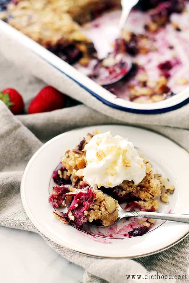 Strawberry Blueberry Crumble | www.diethood.com | Strawberries and Blueberries baked with a delicious, crunchy topping of sugar, flour, butter and almonds. | #recipe #pie #berries #crumble