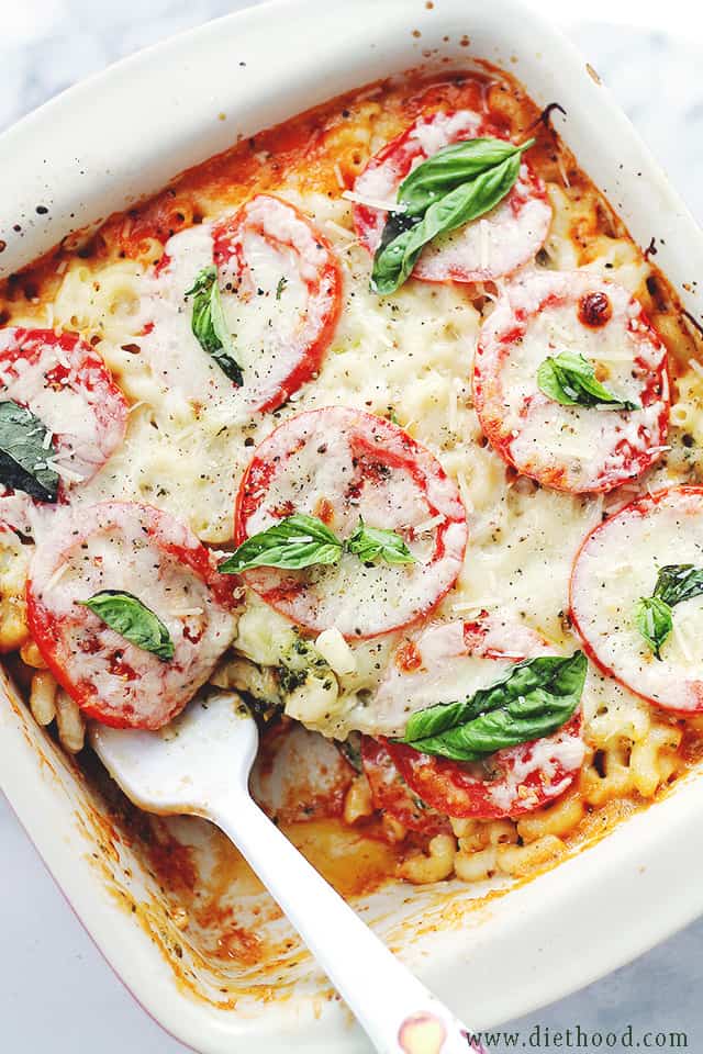 Caprese Macaroni and Cheese | www.diethood.com | Creamy and delicious Macaroni and Cheese made with a mozzarella cheese-sauce, basil pesto, and fresh tomatoes. | #pasta #macaroniandcheese