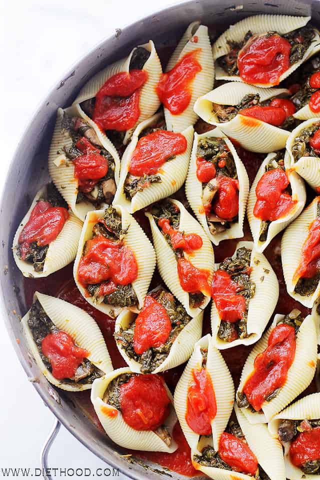 Stuffed Shells Florentine | www.diethood.com | Jumbo Pasta Shells stuffed with a flavorful spinach, tomato, and mushroom mixture. | #recipe #stuffedshells #spinach