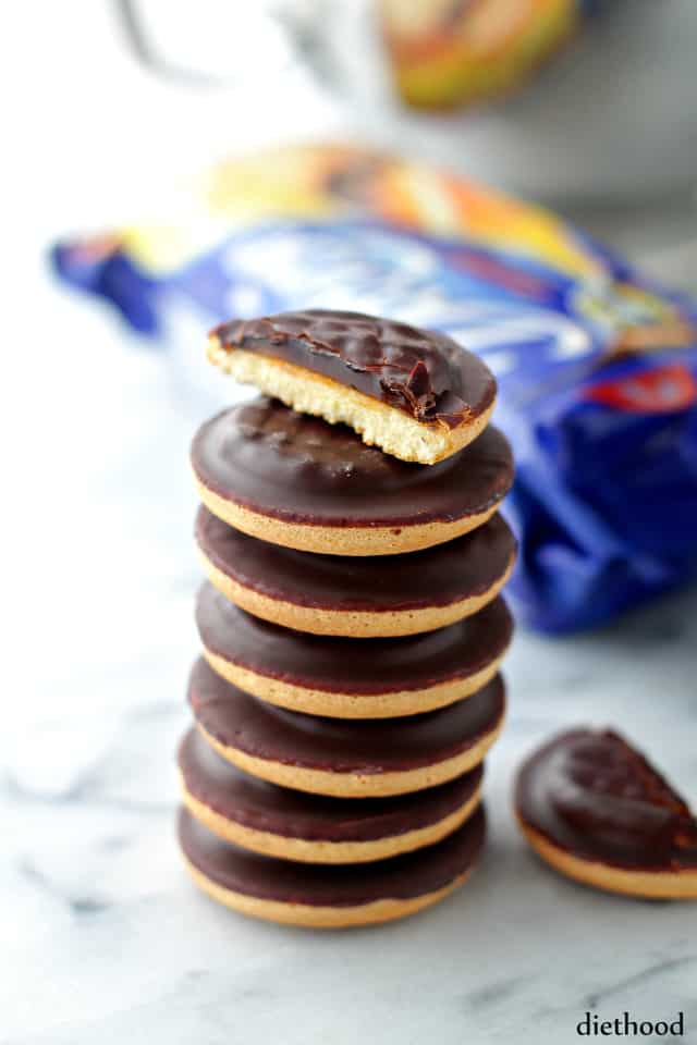 Orange Buttercream Filled Jaffa Cakes {Resanki} | www.diethood.com | Festive and delightful sandwiched Jaffa Cakes filled with a lovely Orange Buttercream and covered in shredded coconut.