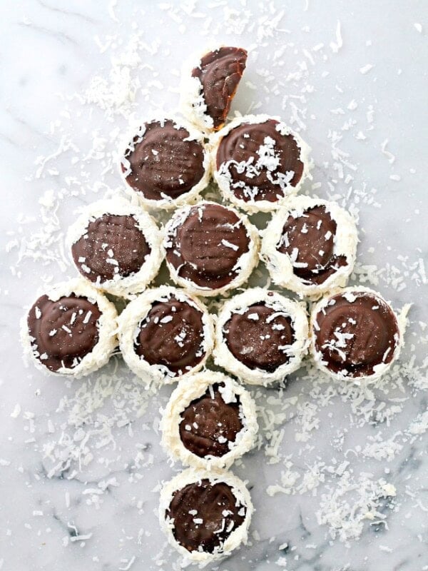 Orange Buttercream Filled Jaffa Cakes {Resanki} | www.diethood.com | Festive and delightful sandwiched Jaffa Cakes filled with a lovely Orange Buttercream and covered in shredded coconut.