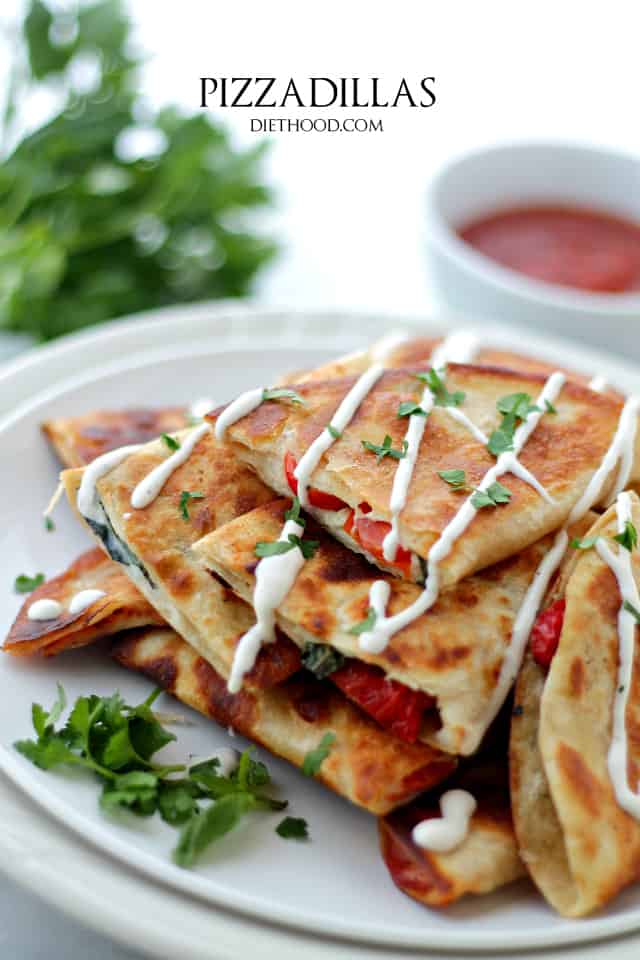 Pizzadillas |  www.diethood.com |  Todos esos ingredientes de pizza pegajosos y con queso en tortillas de harina calientes.  ¡La comida perfecta para la fiesta del Super Bowl!
