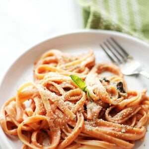 Creamy Tomato One Pot Pasta - The easiest and creamiest pasta without the cream! It all happens in the same pot and it'll be on your dinner table in just 20 minutes! Get the recipe on diethood.com