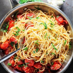 Garlic Parmesan Spaghetti with Blistered Tomatoes - Tossed in roasted garlic oil, blistered tomatoes and a handful of parmesan cheese, these easy, 20-minute Garlic Parmesan Spaghetti are your best bet! YET!