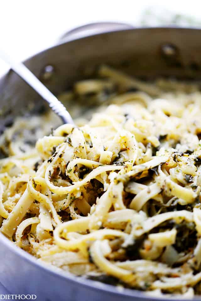 Creamy Spinach Fettuccine | www.diethood.com | Fettuccine pasta tossed in a light, creamy spinach sauce and topped with toasted garlicky panko bread crumbs. 