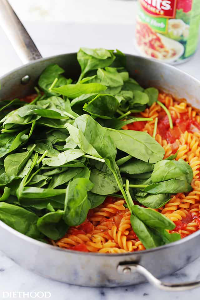 One Skillet BLT Pasta - Quick and easy 30-minute, one skillet pasta recipe with spinach, tomatoes and bacon!