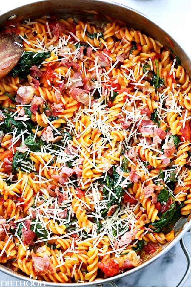 One Skillet BLT Pasta - Quick and easy 30-minute, one skillet pasta recipe with spinach, tomatoes and bacon!
