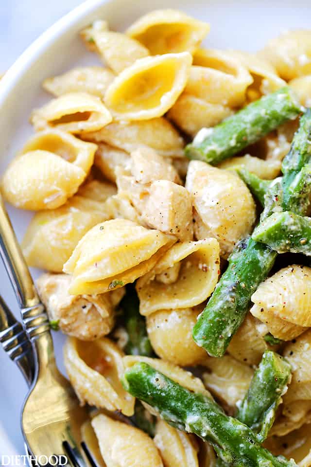 Cheesy pasta shells with chicken and asparagus.