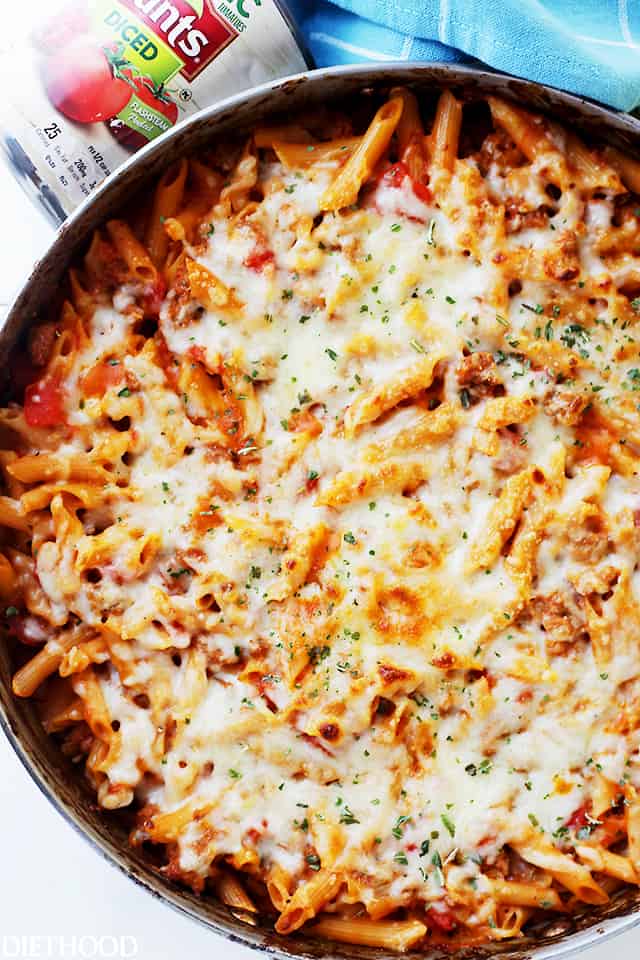 Skillet Baked Gluten Free Pasta with Ground Turkey and Tomatoes - Light, yet hearty and cheesy pasta dish with ground turkey and tomatoes. A one-pot, easy meal that's perfect for any night of the week.