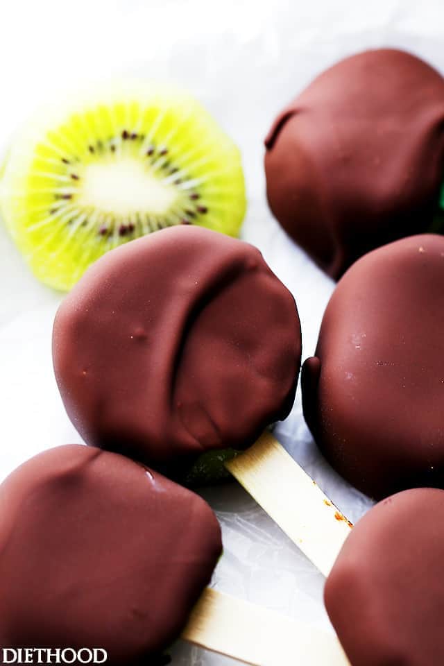 Chocolate Covered Kiwi Pops - Delicious and easy to make healthy snack with kiwi fruit slices dipped in melted chocolate.
