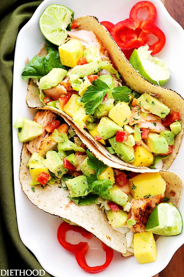 Lachs-Tacos mit Mango-Avocado-Salsa – Gesunde, köstlich gewürzte Lachs-Tacos, garniert mit einer erstaunlichen Mango-Avocado-Salsa und einer Koriander-Joghurt-Sauce.