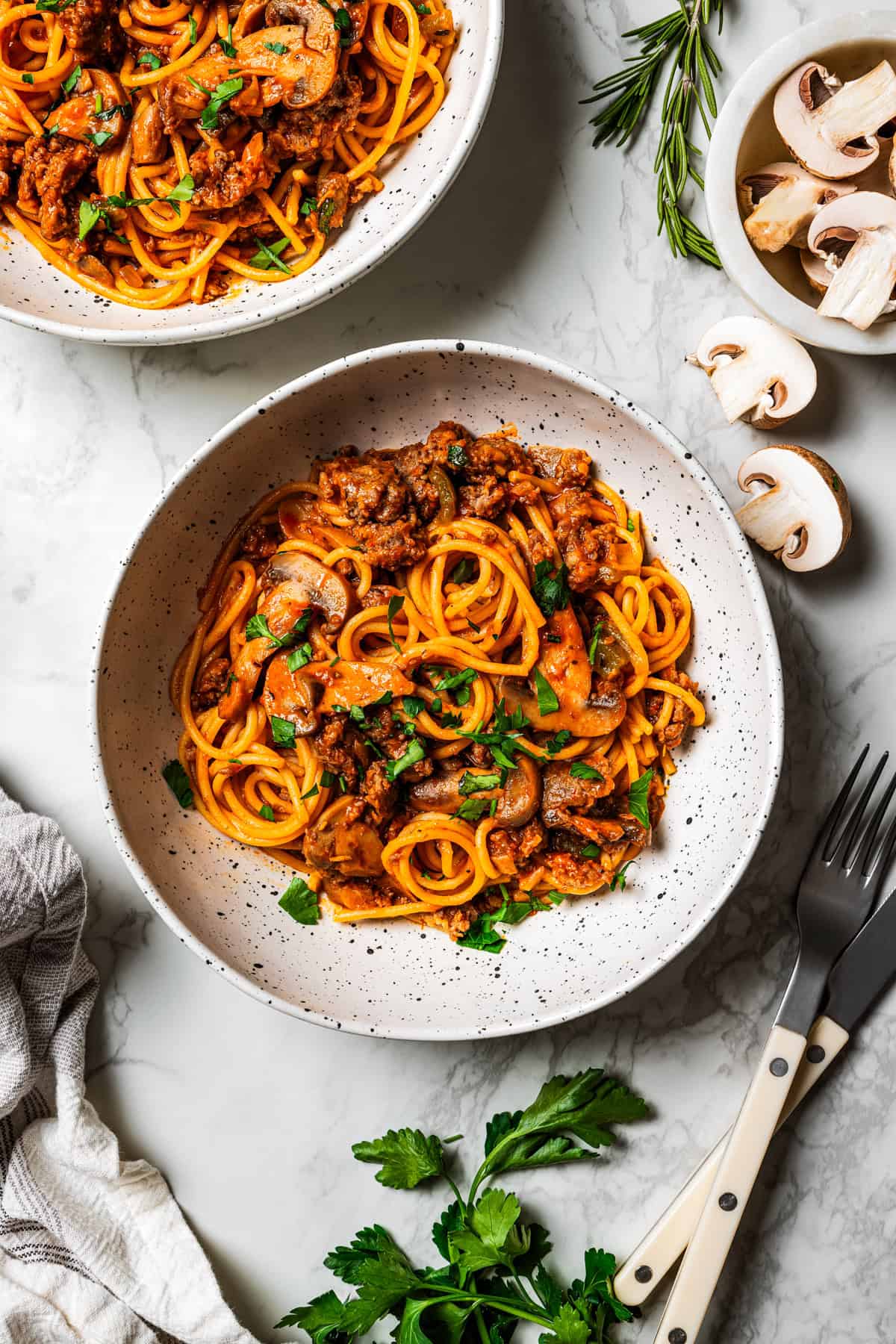 Spaghetti and meat served in two bowls.