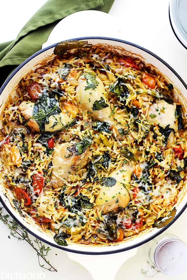 One Pot Chicken and Orzo with Spinach and Tomatoes - Loaded with flavors and texture, this is a super delicious and very easy one pot meal that everyone will love!