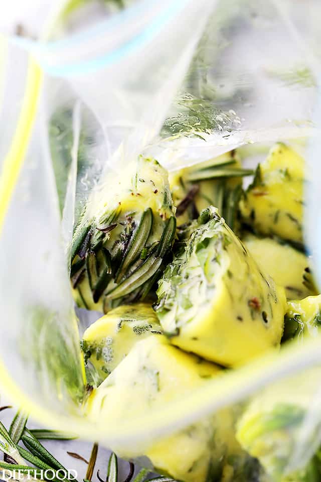 How to Freeze Fresh Herbs in Olive Oil - Freezing fresh herbs in olive oil is the perfect way to preserve herbs!