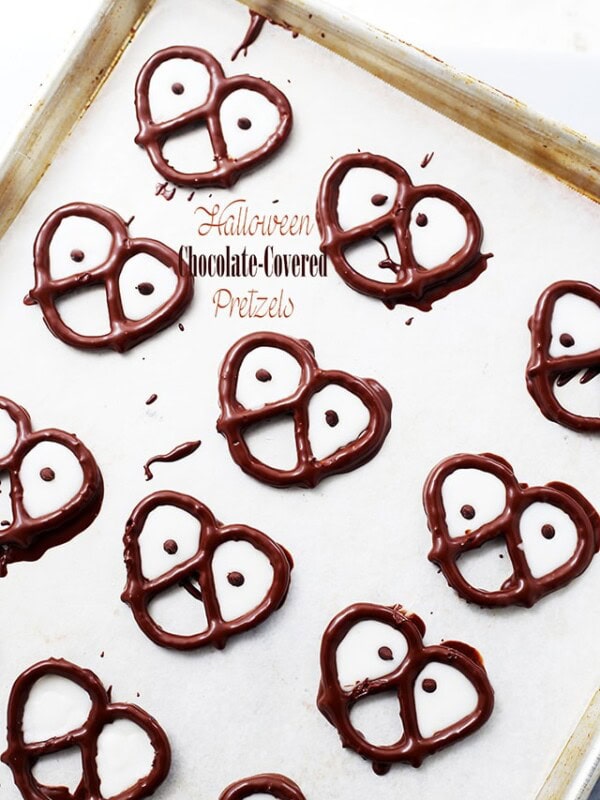 Halloween Chocolate Covered Pretzels - Easy, salty, sweet and eek! Chocolate-covered pretzels SO good IT'S scary!