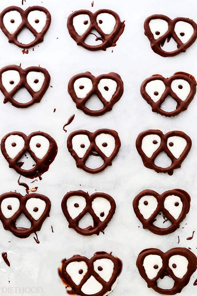 Halloween Chocolate Covered Pretzels - Easy, salty, sweet and eek! Chocolate-covered pretzels SO good IT'S scary!