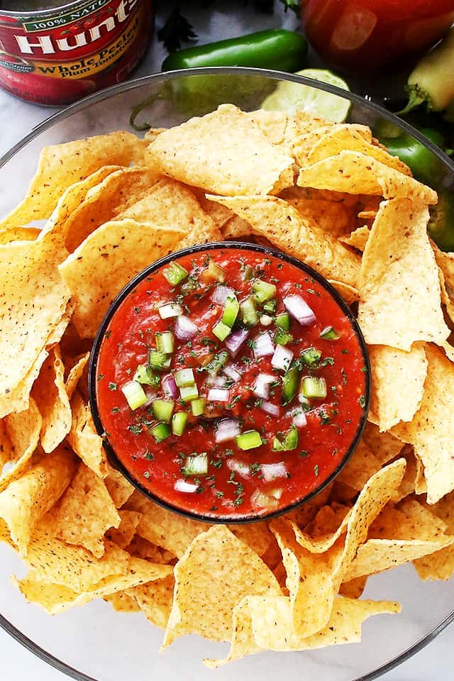 Homemade Restaurant Style Salsa - Super easy to prepare chunky homemade salsa made with delicious ingredients, and 1000 times better than any store-bought version. Takes minutes to whip up and tastes amazing!