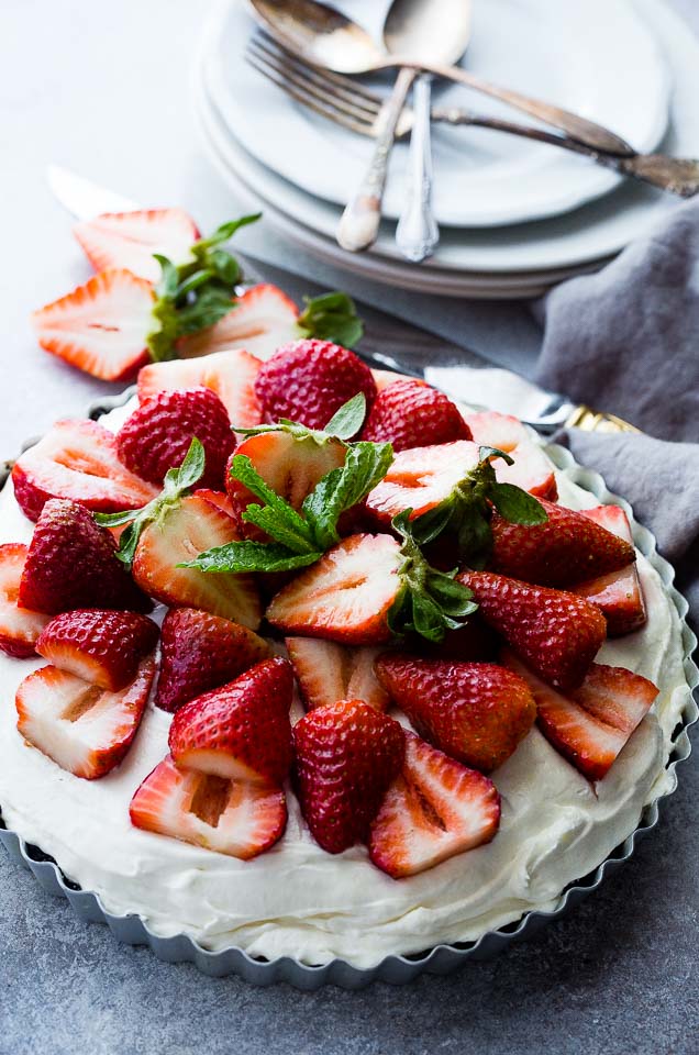 No Bake Cookies and Cream Cheesecake - Fast and easy no bake cheesecake prepared with a delicious chocolate cookie crust and a lightened-up and creamy cheesecake filling. 