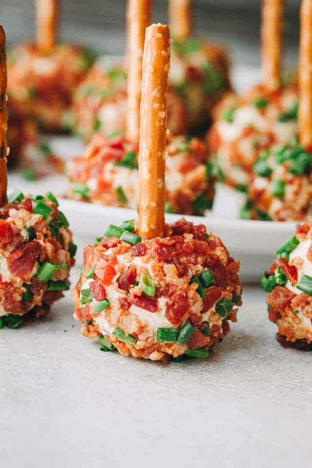 Bacon and Chives Cheese Balls Recipe - Easy, cheesy and bacony bite-size appetizer ideal for your Holiday parties or even game days!