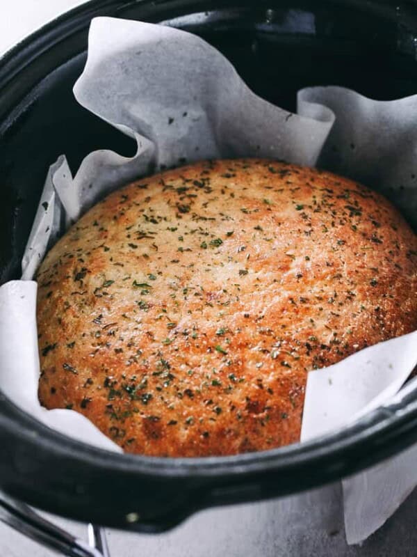 (No-Rise) Slow Cooker Basil Pesto Bread - This no-rise, no-fuss, SUPER DELICIOUS slow cooker bread is packed with basil pesto and it's probably one of the most flavorful bread recipes you will ever make! 