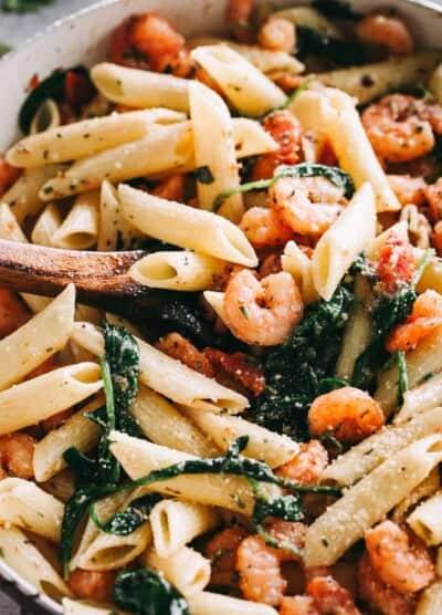 Garlic Butter Shrimp Pasta Recipe - Easy, quick and delicious dinner including shrimp and pasta coated in a light and flavorful garlic butter sauce with tomatoes and spinach.
