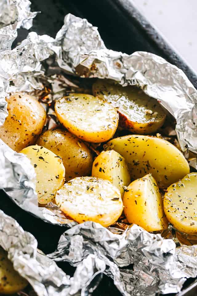 Garlic Herb Grilled Potatoes in Foil How to Cook Potatoes in Foil Garlic Herb Grilled Potatoes in Foil How to Cook Potatoes in Foil