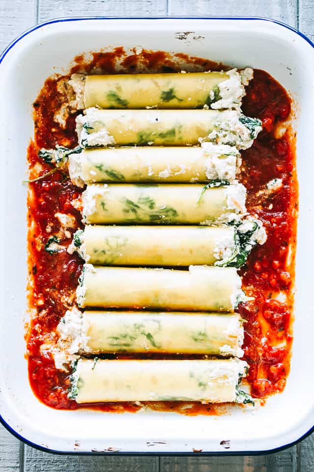 Creamy Ricotta Spinach and Chicken Cannelloni - Cannelloni pasta tubes packed with a cheesy ricotta and chicken filling, and topped with a creamy and delicious tomato sauce. Simple, super easy to make, and they're SO tasty!