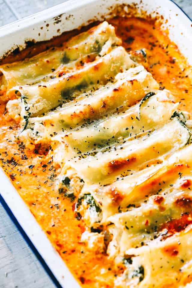 Creamy Ricotta Spinach and Chicken Cannelloni - Cannelloni pasta tubes packed with a cheesy ricotta and chicken filling, and topped with a creamy and delicious tomato sauce. Simple, super easy to make, and they're SO tasty!