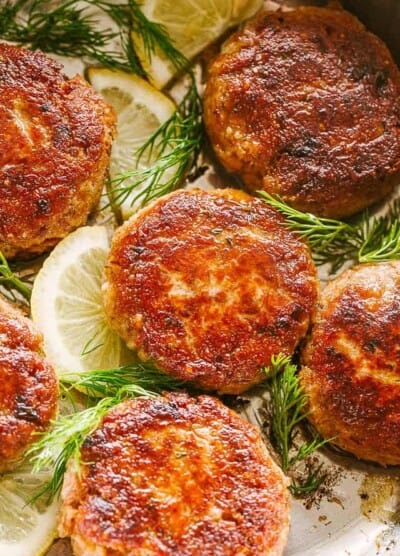 Salmon patties with dill and lemons.