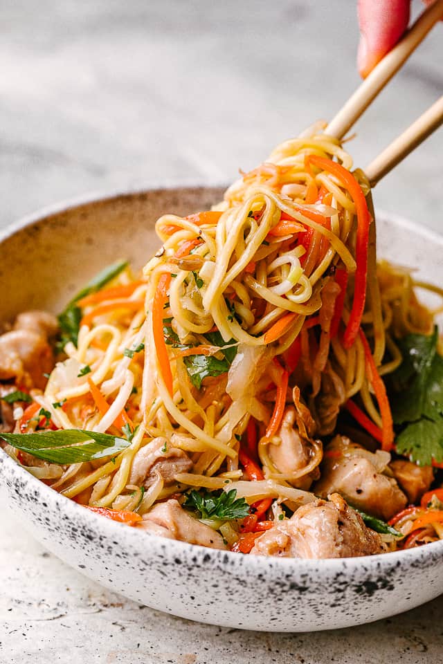 chow mein with bean sprouts