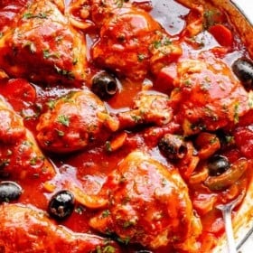 Pot with easy homemade chicken cacciatore in it.