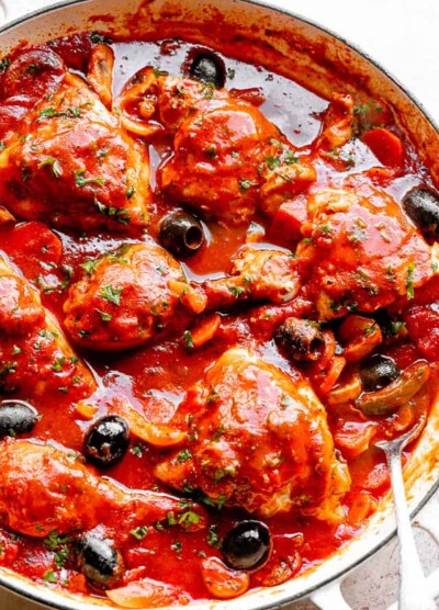 Pot with easy homemade chicken cacciatore in it.