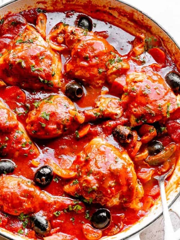 Pot with easy homemade chicken cacciatore in it.