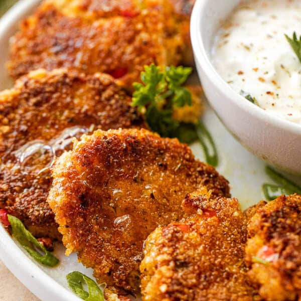 Easy Maryland-Style Crab Cakes Recipe | Diethood