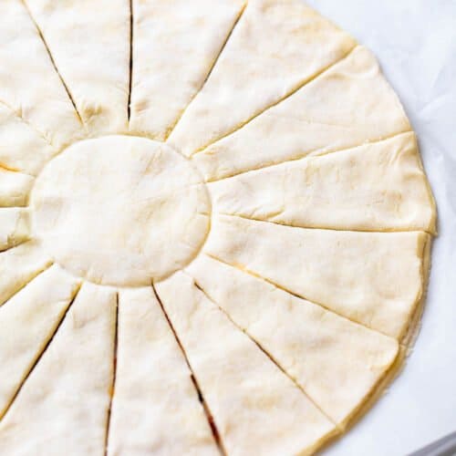 puff pastry cut in a circle and the circle is then divided into 16 slices.