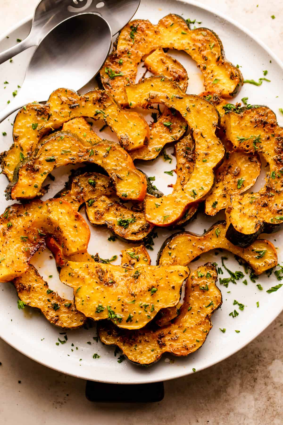 this-parmesan-roasted-acorn-squash-is-an-easy-savory-side-dish-it-uses