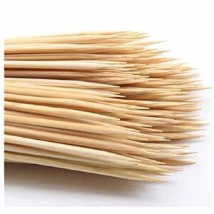 DTmasao 100PCS 12 inch Bamboo Skewers for Wooden Sticks， BBQ，Appetiser，Fruit，Cocktail，Kabob，Chocolate Fountain，Grilling，Kitchen，Crafting and Party. Φ=4mm